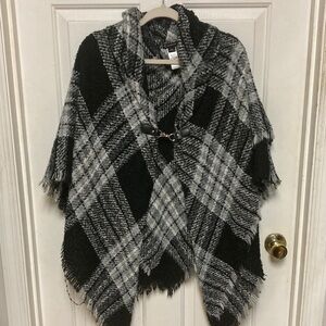 New Directions Black and White Textured Poncho